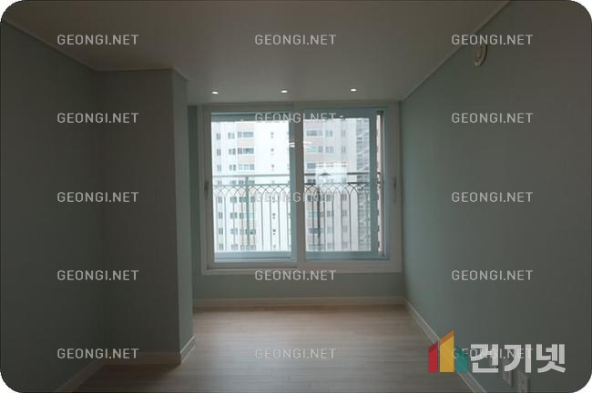 작은 욕실을 넓게 보이게 하는 인테리어 비법과 팁