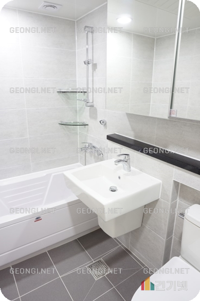 신사 화장실 리모델링: 작은 공간의 큰 변화, 전문가의 팁과 시공 사례